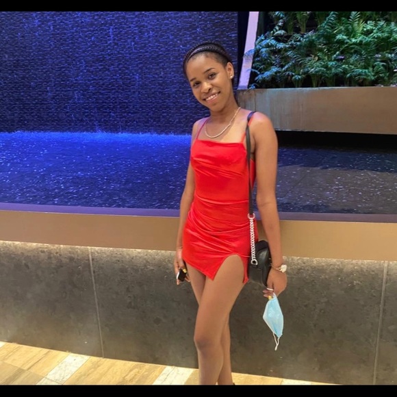 Dresses & Skirts - I am selling this beautiful red dress